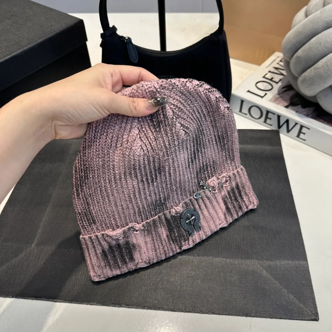 P60 Crow Heart Autumn and Winter Wool Knitted Beanie This must be the favorite of minimalism. It is clean, neat, fashionable and versatile, and will definitely not be picky about your face shape! A fashionable classic that lasts forever! Fashionable black and white can be purchased together